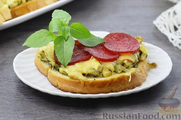 Горячие бутерброды с грибами, салями и сыром