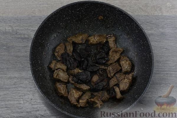 Говядина, тушенная с черносливом и грецкими орехами