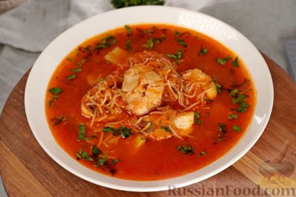 Рыбный суп с вермишелью и томатной пастой