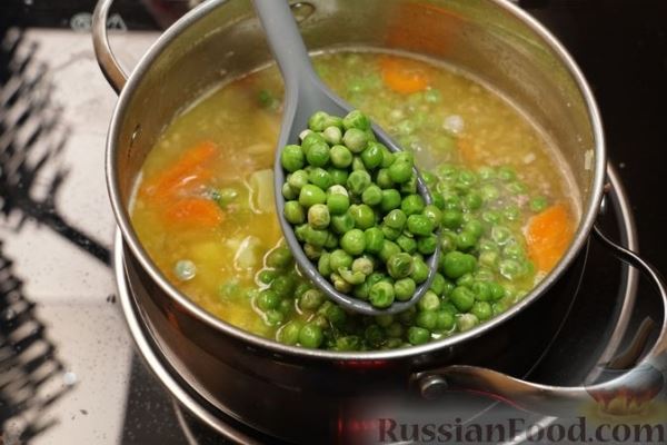 Суп с фаршем, брокколи, зелёным горошком и сливками