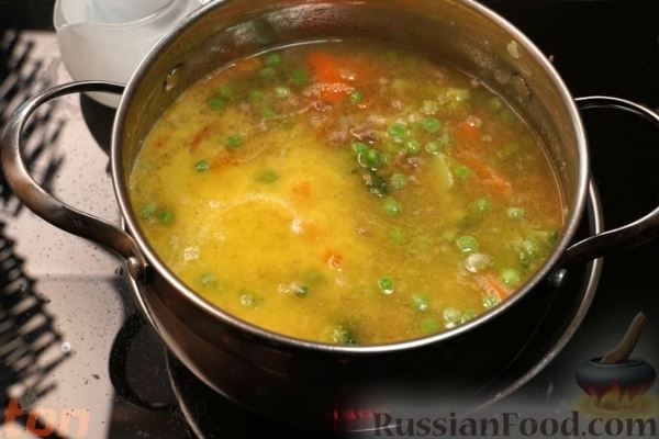 Суп с фаршем, брокколи, зелёным горошком и сливками