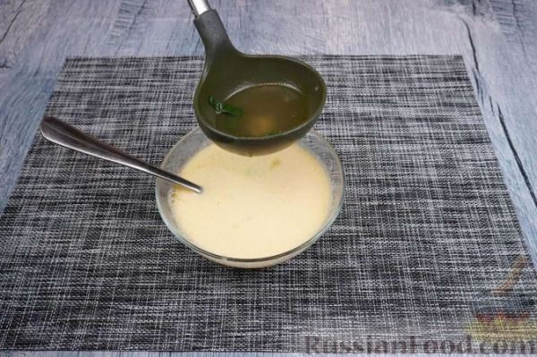Суп с вермишелью, шпинатом и яично-йогуртовой заправкой